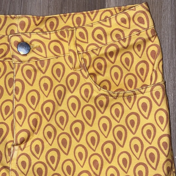 NWOT Men’s golden yellow and tan patterned short shorts, 5 inches, size 30 - Picture 2 of 6